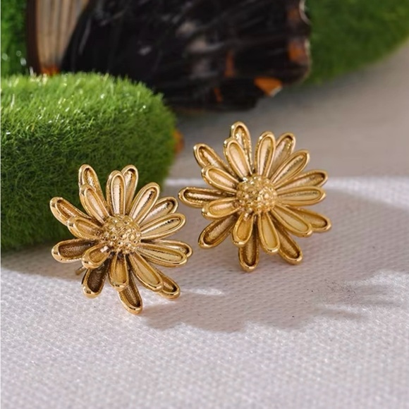 18K Gold Chrysanthemum Flower Stud Earrings for Women 18K PVD Plated - Picture 2 of 3